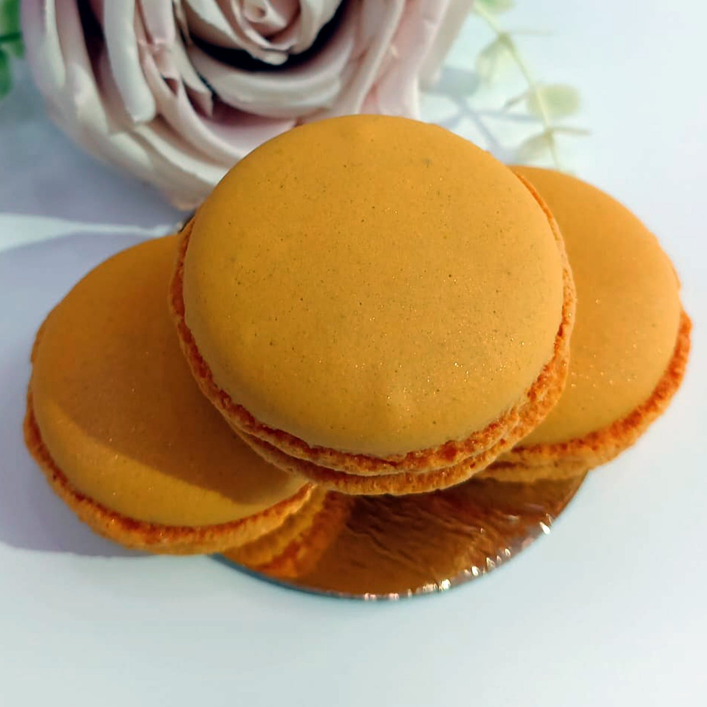 Macaron ciocolată și fructul pasiunii