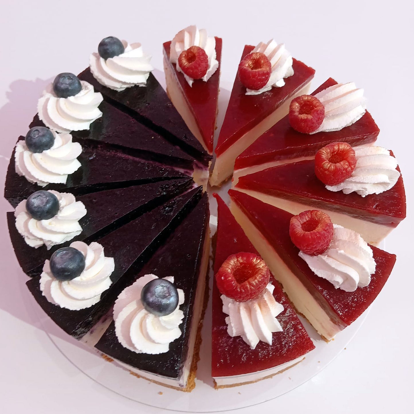 Cheesecake zmeură și căpșuni